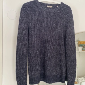 Stickad tröja  - En blå stickad tröja från edc. 
