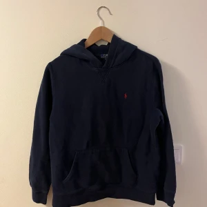 Ralph Lauren Hoodie - Tja! Säljer nu denna sjukt snygga Ralph Lauren hoodien i storlek 170 som motsvarar xs. Färgen passar perfekt nu inför vintern. Skicket är 8/10, inga deffekter.  Vid fler frågor/bilder är det bara att skriva!