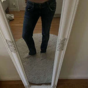 Fina blå jeans - Skit snygga blå lågmidjade straight jeans!!!! Pris kan diskuteras privat!!!