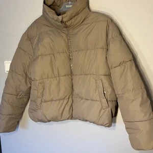Beige vinterjacka - Beige vinterjacka från lager 157 som knappt är använd, hör av er vid funderingar🥰