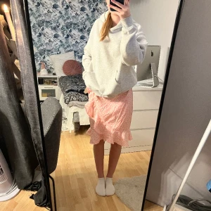 Rosa kjol - Svin snygg bebisrosa kjol med blommor från vero Moda , använd en del men Inga fläckar på