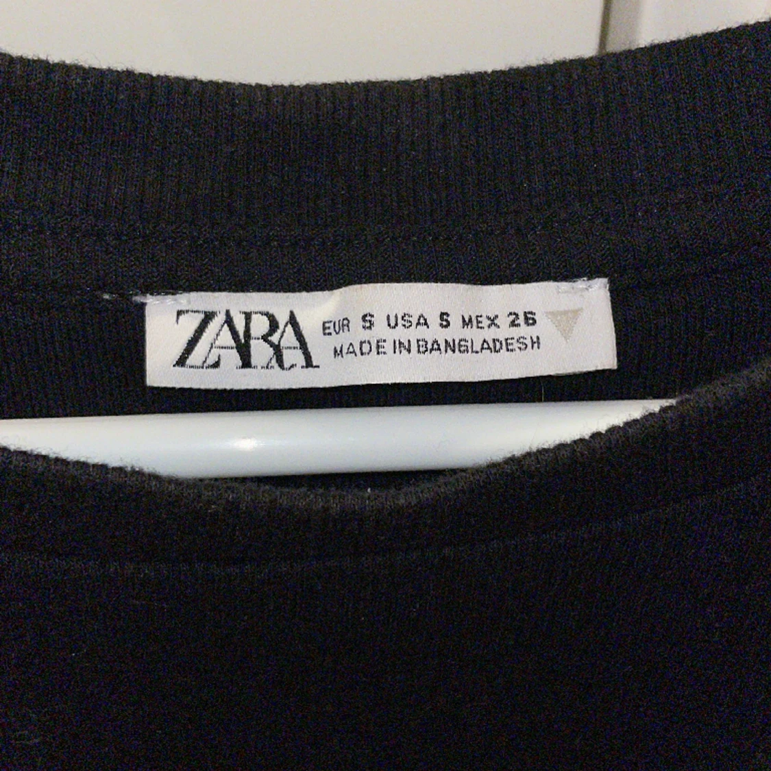 svart gullig volang topp - 90