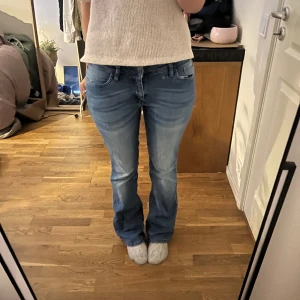 Jeans - Så snygga jeans men kommer inte till användning   Innerbenslängden: 84 cm Midjemåttet rakt över : 37cm