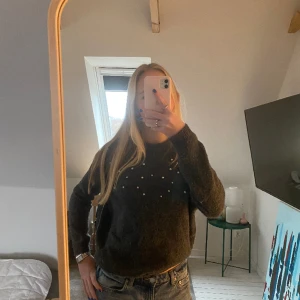 Stickad tröja med pärlor - Säljer denna super söta stickade tröja från hm. Denna coola tröja är dekorerad med pärlor och är använd men i super bra form, några saknade pärlor men som ni ser på bilderna är def verkligen inget man märker💕💕