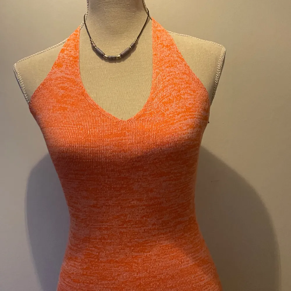 Köpt på bikbok, knappt använt och inga defekter!🩷färgen på klänningen är orange med lite inslag av rosa. Materialet är ish stickad men mjukt och skönt. Dm vid intresse/frågor!💕. Klänningar.