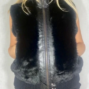 Vintage fejk päls väst - Finns att köpa på jealoussecondhand.com