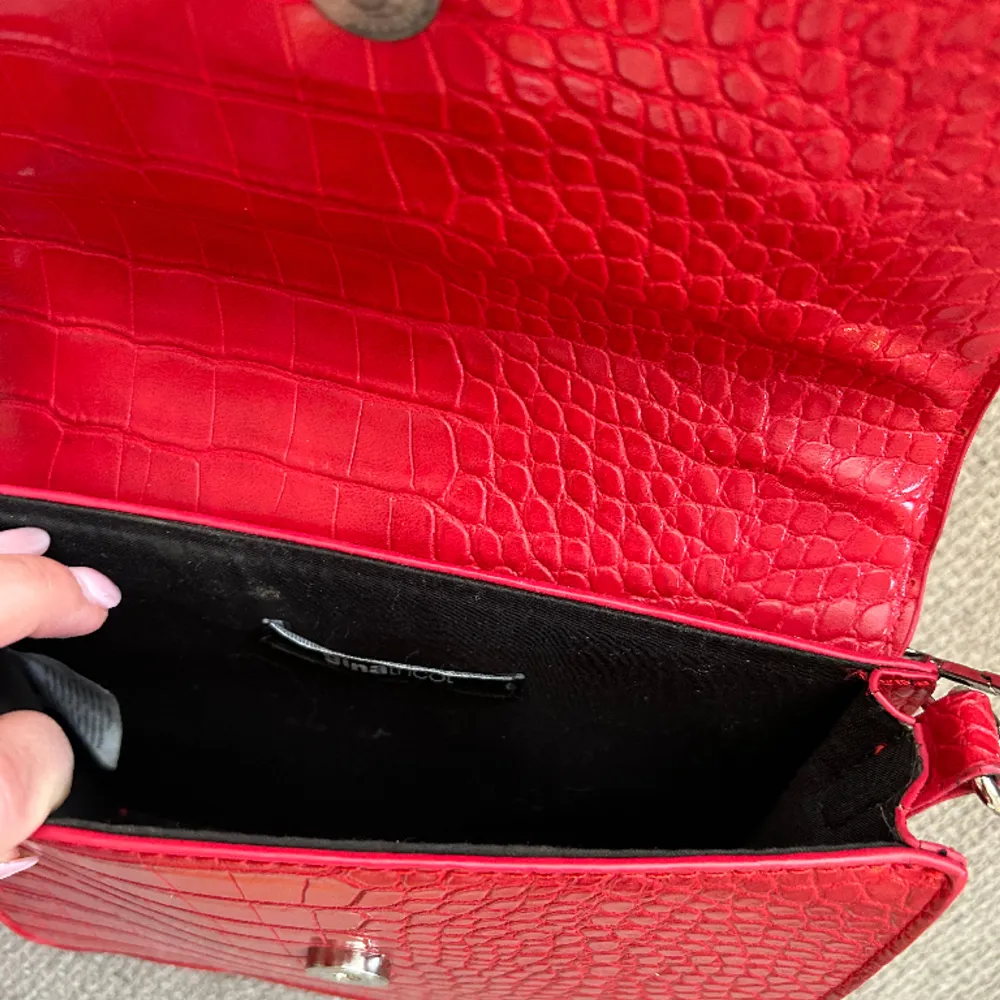 Säljer en röd väska från ginatricot då den inte längre kommer till användning. Använt ett fåtal gånger så den är i bra skick!. Väskor.