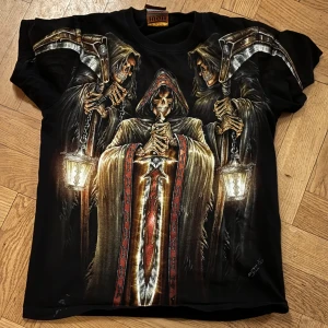 Rock Chang T-shirt - Superfet tisha som köptes på plick för ett år sedan! Tryckets fram och baksida lyser i mörkret. Passar till nästan alla putigts och den har en sjukt bra längd och schysst passform 💫 Säljes pga stilbyte. PRISET KAN DISKUTERAS ‼️