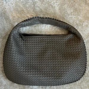 Grå väska Design by Si - Supersnygg väska från Design by Si i den gråa färgen, den stora modellen. Liknar Bottega väskan. I nyskick och har endast användts 1 gång🫶🏼