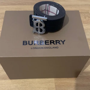 Burberry bälte  - En helt ny Burberry bälte. Bältet har inga fel eller slitage. Det tillkommer med en box och priset kan dissskuteras som vanligt! 