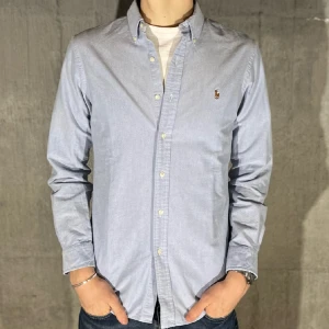 Ralph Lauren skjorta - Ralph lauren skjorta i färgen blå. Storlek M och modellen är 186 cm. Nyskick, inga skavanker. Nypris 1495 kr, köp för endast 599kr.