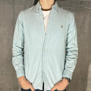 Ralph Lauren skjorta  - Ralph lauren skjorta i färgen mintgröna. Storlek S (passar M) och modellen är 186 cm. Nyskick, inga skavanker. Nypris 1495 kr, köp för endast 499kr.