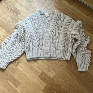 Beige stickad cardigan - XS, cropped, stickad, användes en gång, H&M, inga defekter, nytt skick