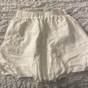 En vit kjol - En vit kjol som aldrig har använts för att den inte har passat🩷