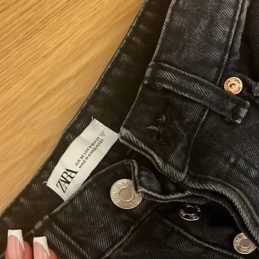 Likadana zara jeans som dom blåa (se passform) oanvända, lågmidjade. Säljs ej längre. 💕💕. Farkut & Housut.
