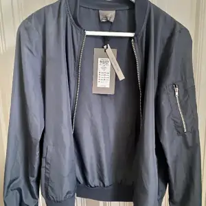 Säljer denna supersnygga jackan från Vero Moda 😄 Prislappen sitter fortfarande kvar, säljer på grund av att den var lite för liten för mig😇 Nypris 249kr