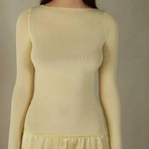 Intimissimitröja - Populära intimissimitröjan i Kashmir och modal som kostar 449 nypris 🧡 Har en liiiten defekt vid halsen som ni ser på sista bilden (lånad från förra säljaren skriv för egna bilder 💕) men märks seriöst inte