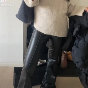 New Yorker skinnbyxor  - Säljer mina populära skinnbyxor från New Yorker i strl XS. Har klippt bort bältet som tillkom, som referens är jag 157 cm och de är lite för långa för mig. ☺️🩷Använd enbart 2 gånger, inprincip nyskick.🌸 Midjemått rakt över: 27 cm, Innerbenslängd: 80cm