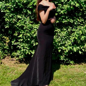 Lång svart balklänning  - En lång tight svart balklänning, endast använd en gång! 