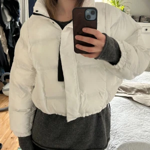 Jacka - Vit puffer jacket från Mango. Supergosig och varm. Har fått några pyttesmå hål i sig som knappt syns på. 