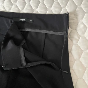 Kostymbyxor  - Kostymbyxor från bikbok som har används en gång. De heter ” ANDRINE byxa med vida ben”. De kostar 399 kr på deras hemsida 