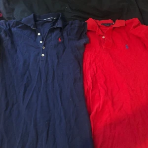 Ralph Lauren klänningar - Två supersnygga Ralph Lauren klänningar i marinblått och rött❤️