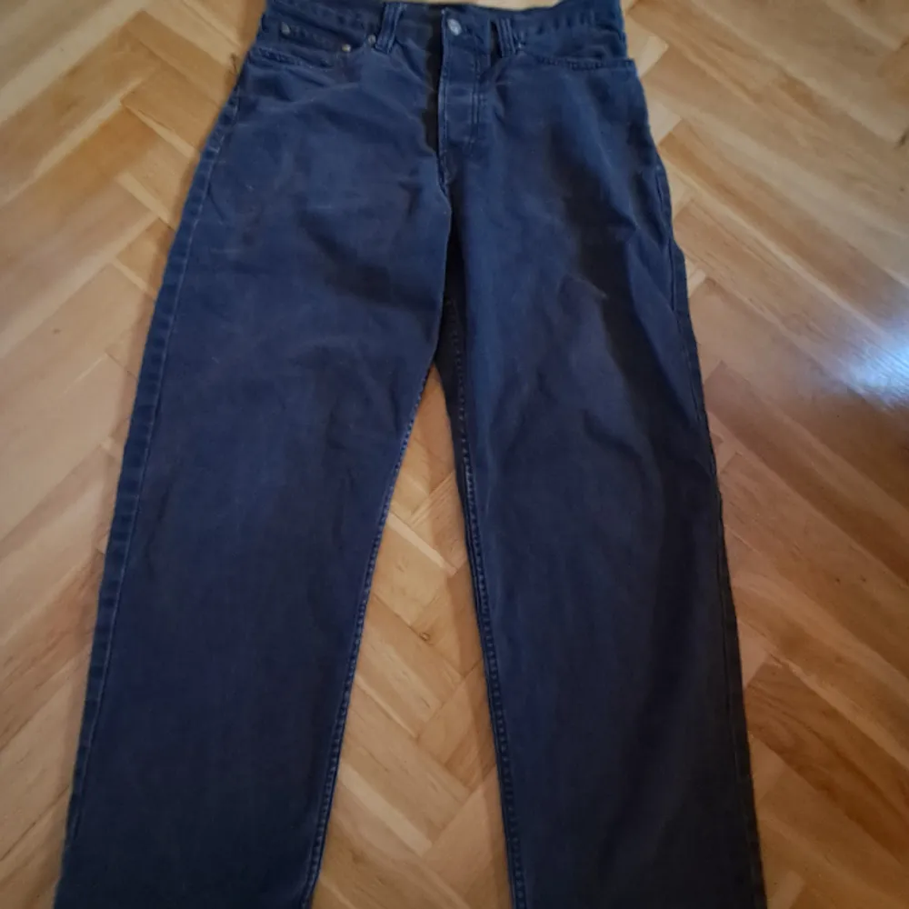 Jag säljer dem här svarta loose fit jeansen p.g.a att de inte kommer till användning. Passar allt, skick 9/10. Priset är inte huggit i sten. Jeans & Byxor.