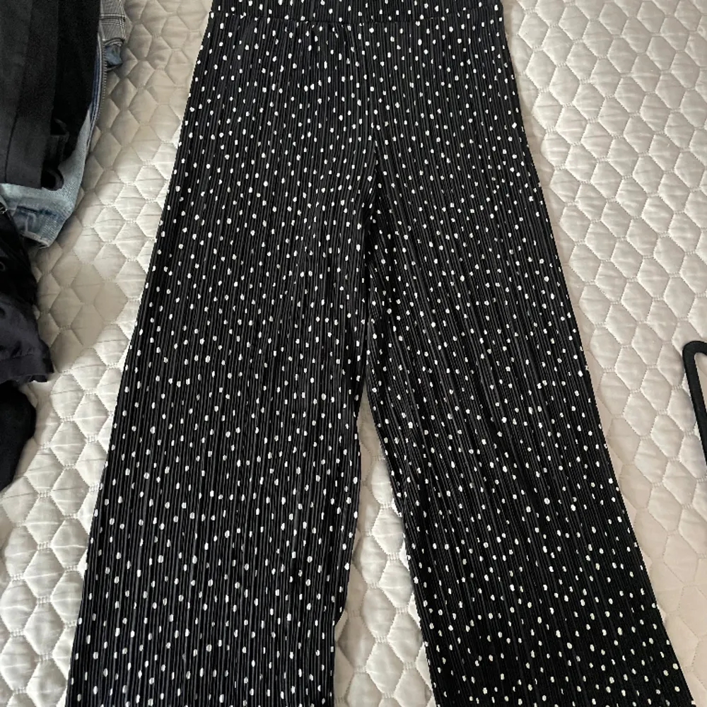 Oanvända monki byxor. Är svarta och ribbade och har vita detaljer på. Sitter löst och skönt och känns som pyjamas.. Jeans & Byxor.