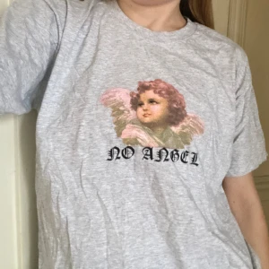 Grå t-shirt med tryck - Oanvänd topp, prislappen kvar!