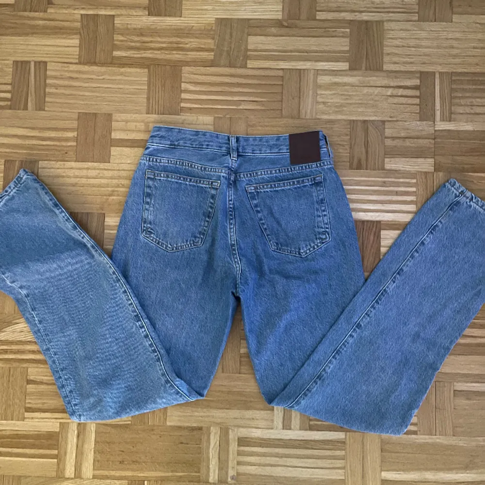 Snygga low straight waist 26/32 från Bikbok. Knappt använda och väldigt omhändertagna. Säljer på grund av att de är för stora💗köparen står för frakt. Pris går att diskutera🫶🏽. Jeans & Byxor.
