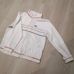 Lacoste sweatshirt med dragkedja - Riktigt bra skick! Storlek M Snygg men inte riktigt min stil 