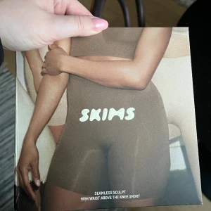 Skims shapewear - Helt ny Shapewear endast öppnat o provade men de passade mig inte o råkade slänga orginalförpackingen.. så provar att sälja dom så de slipper ligga o damma här hemma! 😅🤷🏽‍♀️🩷