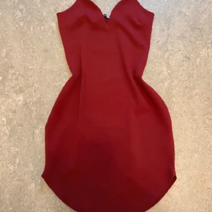 Festklänning  - Snygg festklänning från Boohoo i storlek S