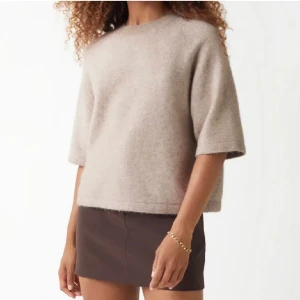 Stickad t-shirt  - Säljer min populära tröja från & other stories, boxy alpaca knit t-shirt då den inte kommer till användning. Skriv privat för fler bilder🫶🏻🫶🏻 