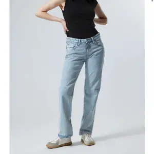 Jag säljer mina jättefina weekday jeans då jag har för många jeans! I nyskick, inga fläckar eller andra defekter . Kom priv för frågor <3 