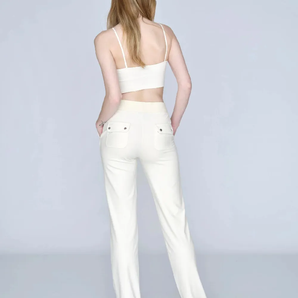 Vita juicy couture byxor strl S. De är uppsydda så passar någon runt 155-160.. Jeans & Byxor.
