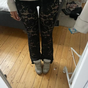 Isabel marant  - Säljer dessa supertrendiga skorna från isabel marant! Dem är lite smutsiga där av priset. Låda samt dustbags tillkommer😊nypris 5900