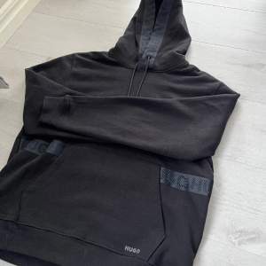 En ny hugo boss hoodie som är storlek S men är oversized så om man har M så kan man ha den, fick på julafton och använd 1-2 gånger  Nypris: 1700kr Mittpris: 800kr