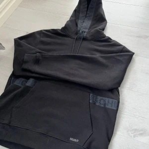 Hugo boss hoodie svart - En ny hugo boss hoodie som är storlek S men är oversized så om man har M så kan man ha den, fick på julafton och använd 1-2 gånger  Nypris: 1700kr Mittpris: 800kr