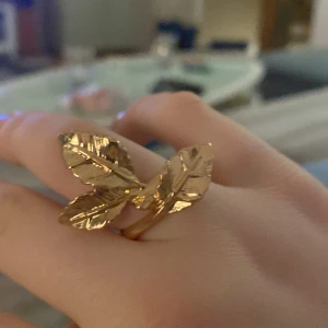 Ring - Fin ring i guld färg, inte äkta guld💗 har ingen koll om den rostar men är i princip helt rostfri i detta läge. 