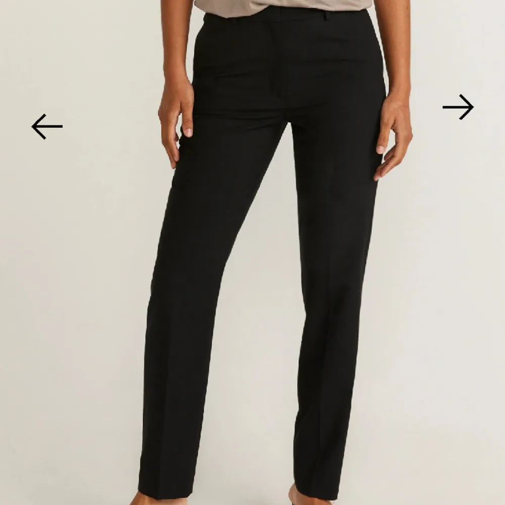 Svarta basic slacks/kostymbyxor från MQ Stockh lm. Liten slits längst ankeln. Använd fåtal gånger, säljes då jag har liknande byxor. I nyskick.  Ursprungspris: 699 kr. Jeans & Byxor.
