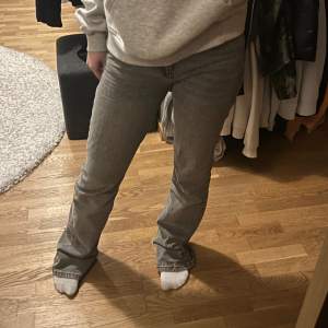 Säljer mina gråa jeans från ginatricot då de är lite för långa och använder knappast längre. Lite slitna längst ner (syns på sista bilden)🤍