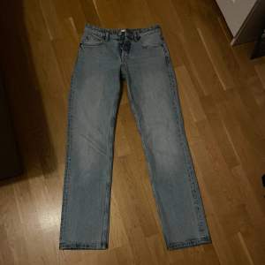 Säljer dessa jättefina lågmidjade jeans från Zara då de är för små för mig. Använd max 2 gånger och i fint skick, ej uttöjda. Storlek 34. Köpare står för frakt, kan mötas upp.