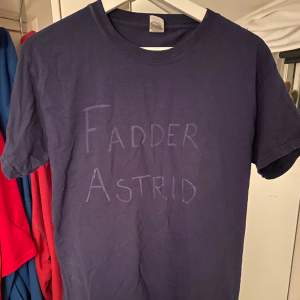 Asfet blå/lila tshirt med text där det står ”Fadder Astrid”!🙏