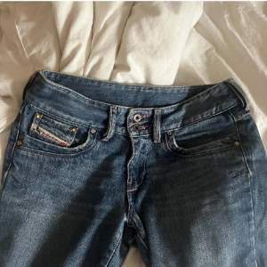 Såå snygga lågmidjade jeans 💕💕säljer då jag inte passade dem och endast använda av den tidigare ägaren 🩷storlek S/36 (lånade bilder)  midjemått: 39cm rakt över innerben: 81cm