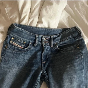 Lågmidajde jeans  - Såå snygga lågmidjade jeans 💕💕säljer då jag inte passade dem och endast använda av den tidigare ägaren 🩷storlek S/36 (lånade bilder)  midjemått: 39cm rakt över innerben: 81cm