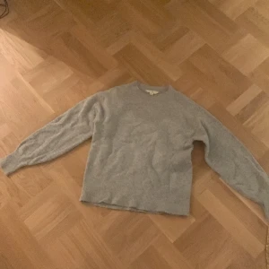 Super söt grå stickad tröja från H&m❤️💕 - Den är använd fåtal gånger, i bra skick och passformen är som storleken.