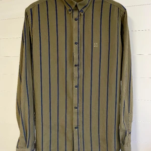 Les Deux Skjorta - Långärmad skjorta. Använd ett fåtal gånger så i fint skick. Snygg både till vardags och fest.  Frakt tillkommer. 