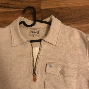 Morris - Säljer denna Morris tröja för 449kr Den är riktigt skön och snygg. Riktigt grisch  Storlek: M Half zip Andvänd fåtal gånger. Ordinariepris: 1000kr    