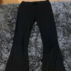 Utsvängda svarta byxor - De är i okej skick!, rensade nyss min garderob och hittade saker jag växte ut för länge sedan! De är från Lindex och är i strlk 146-152! De är inte anväda så mkt.orgianl pris typ 200-300kr